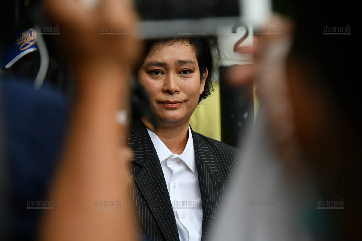 “อุ๊ หฤทัย” ถือป้ายหน้าสถานทูตสหรัฐ ประกาศรวมพลคนรักสถาบันทั่วแผ่นดิน