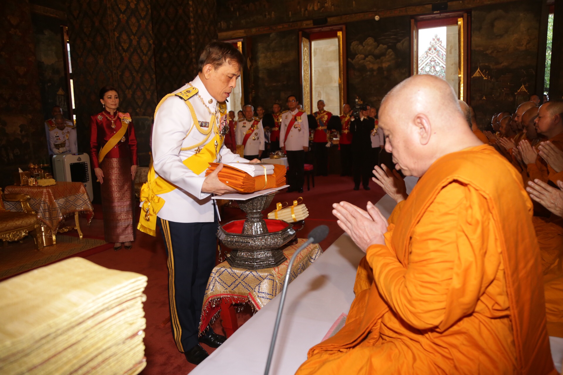 ในหลวงและพระราชินี เสด็จฯ ถวายผ้าพระกฐิน ณ วัดบวรฯ