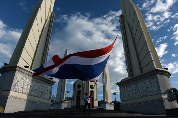 รัฐธรรมนูญไทย ชายโบบกธงชาติไทย บริเวณ อนุสาวรีย์ประชาธิปไตย