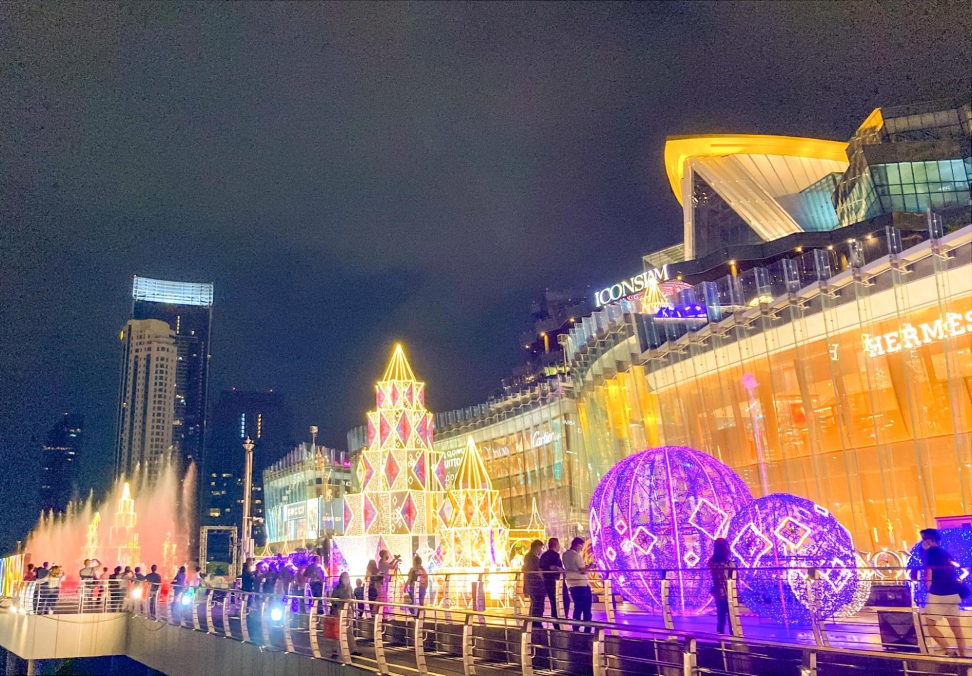  ‘ไอคอนสยาม’ มอบปรากฏการณ์ความสุขส่งท้ายปียิ่งใหญ่ตระการตา “Bangkok Illumination 2020 At ICONSIAM”  มหัศจรรย์ประดับประดาแสงไฟและขบวนต้นคริสต์มาสเอกลักษณ์ไทยริมสายน้ำเจ้าพระยา วันที่ 5 พฤศจิกายน – 30 ธันวาคม 2563 ณ ไอคอนสยาม ถนนเจริญนคร