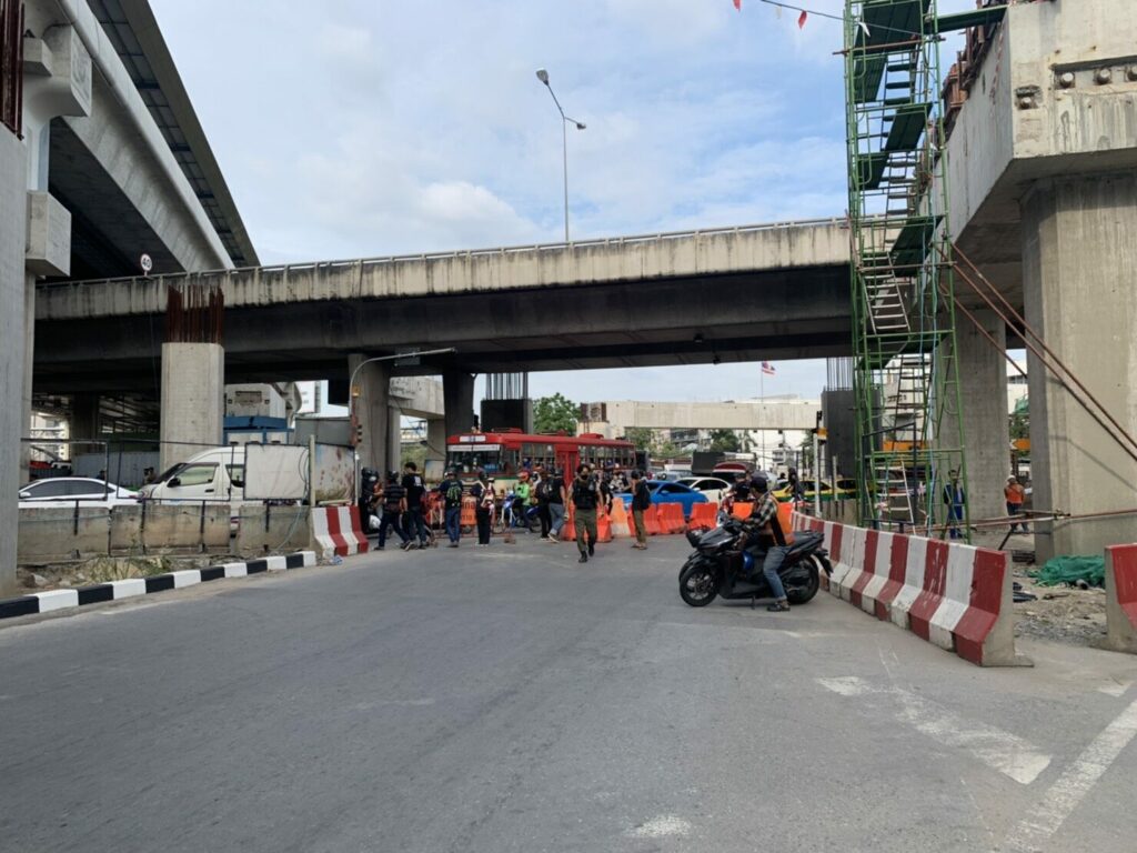 ผู้ชุมนุมปิดถนนขาเข้า จากวงเวียนมุ่งหน้าราบ 11 ฝั่งขาออกใช้งานได้