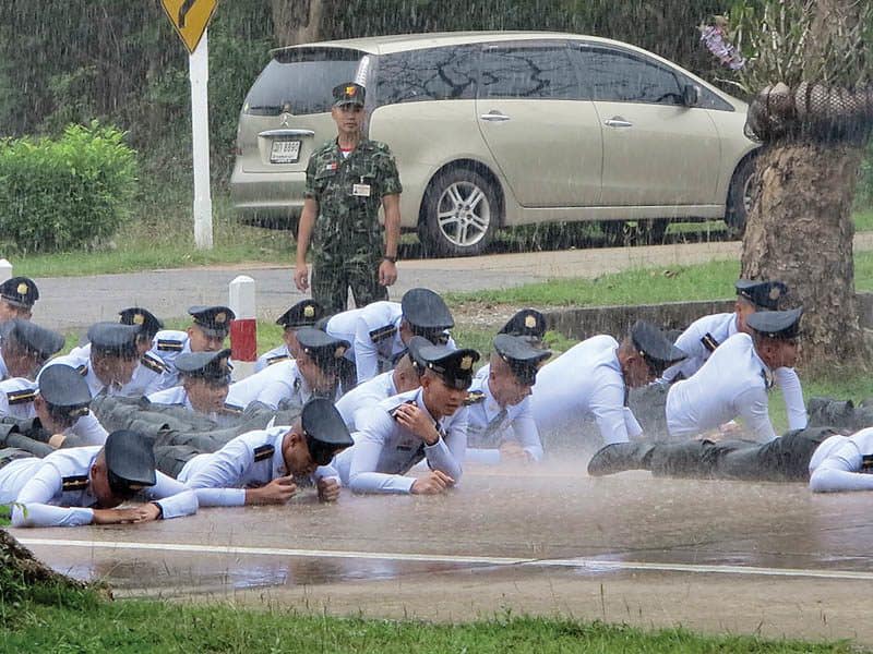 เพจ อยากเป็นนายร้อย แชร์ภาพฝึกหมอบ ชาวเน็ตเสียงแตก