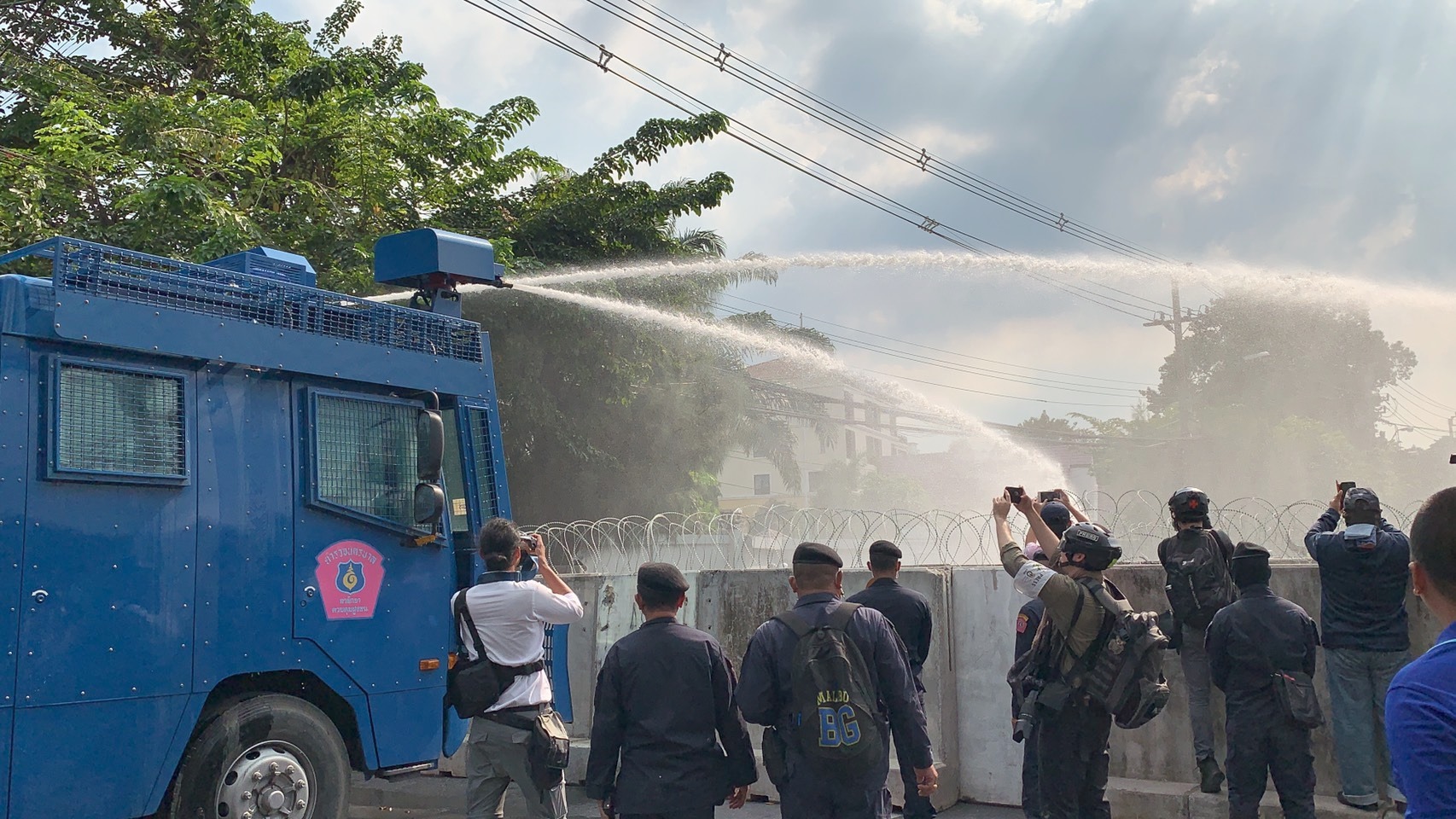 ตำรวจ ฉีดน้ำสกัดการ์ดราษฎร หน้าสภา ม็อบปาพลุควัน-ถุงสี สวน