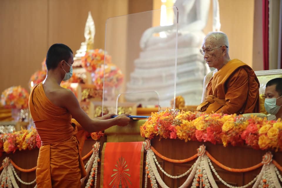 สมเด็จพระสังฆราช ประทานปริญญาบัตรแก่ผู้สำเร็จการศึกษาจากมหามกุฏราชวิทยาลัย