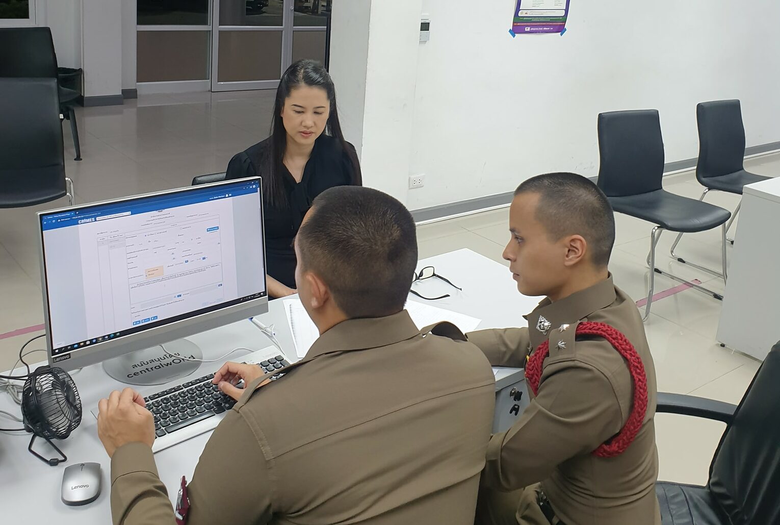 ‘ปารีณา’ ขึ้นโรงพักกลางดึก แจ้งความเอาผิดหญิงชูป้ายโดนทำอนาจาร