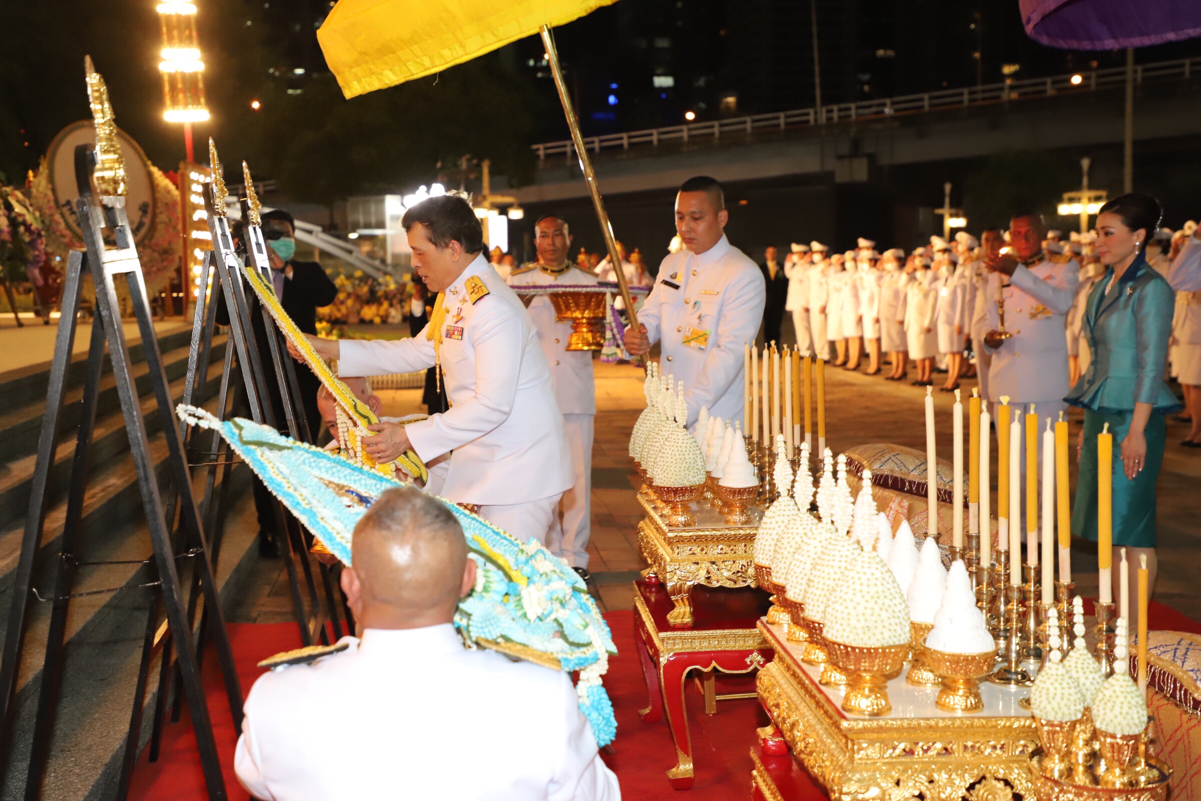 ในหลวง พระราชินี ถวายราชสักการะรัชกาลที่ 6 ณ สวนลุมพินี