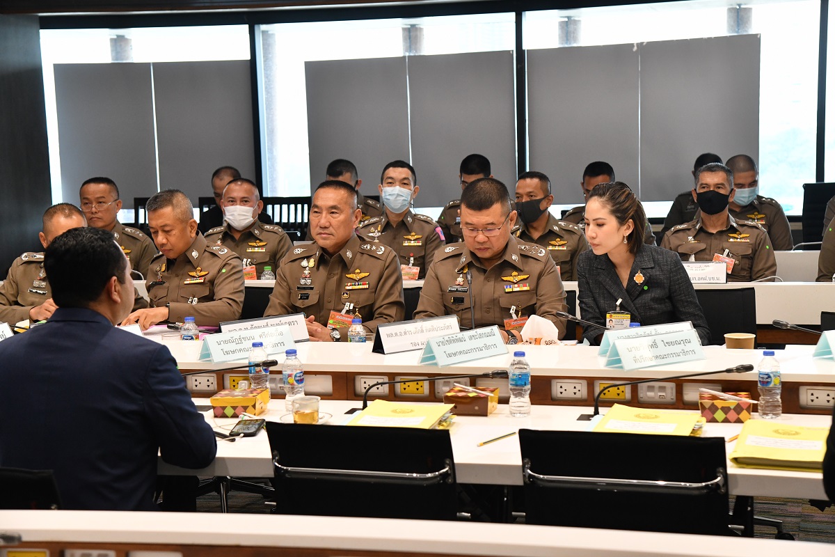 “ผบช.น.” เข้าพบ กมธ.ตำรวจ แจงปมใช้สารเคมี สลายการชุมนุมที่แยกปทุมวัน