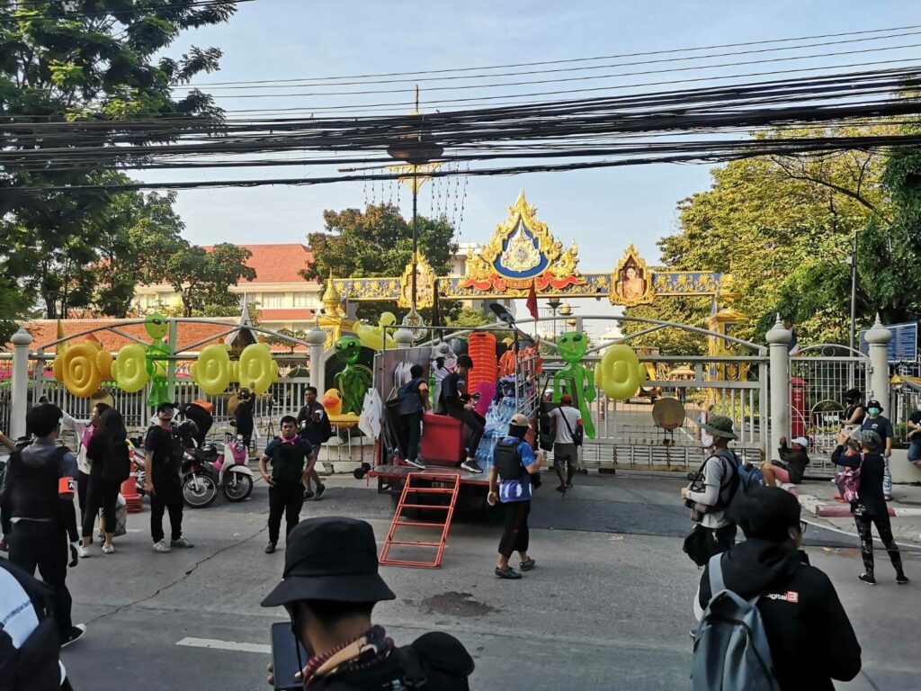 “ชินวัตร” จวกผู้ว่าฯ นนทบุรี 2 มาตรฐาน ที “ราษฎร” ชุมนุมปิดประตูใส่