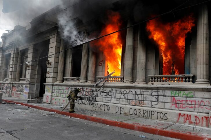 Guatemala is on fire! Protesters raid the Parliament Objection to approve  the statement