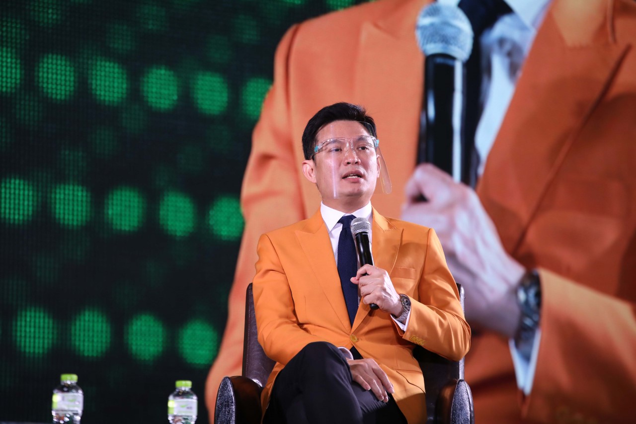 ศ.ดร.สุชัชวีร์ สุวรรณสวัสดิ์ อธิการบดีสถาบันเทคโนโลยีพระจอมเกล้าเจ้าคุณทหารลาดกระบัง (สจล)