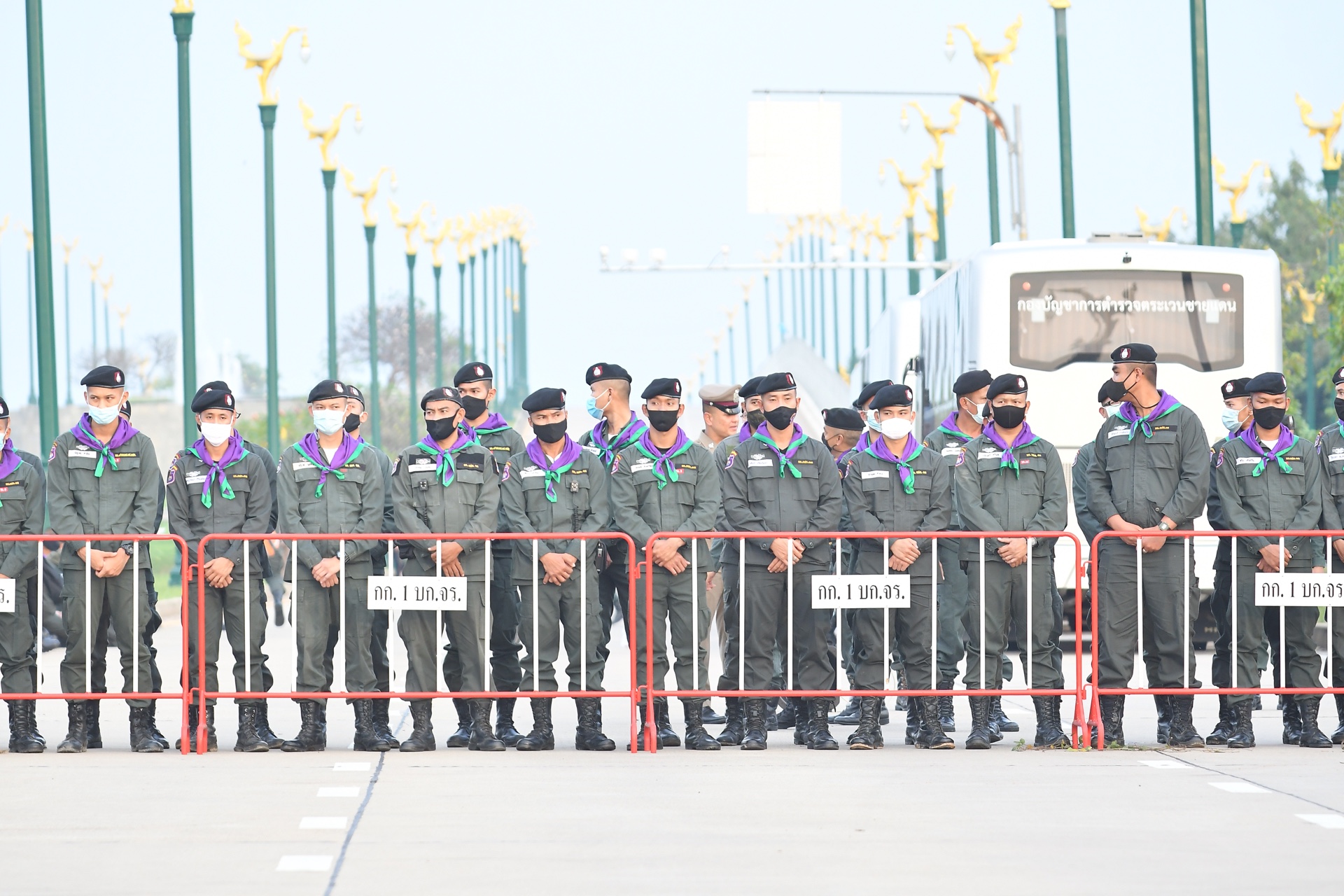 ตำรวจ 400 นาย ประจำการถนนอักษะ ขณะชุมนุม 4 โมงเย็น ถึงตี 3