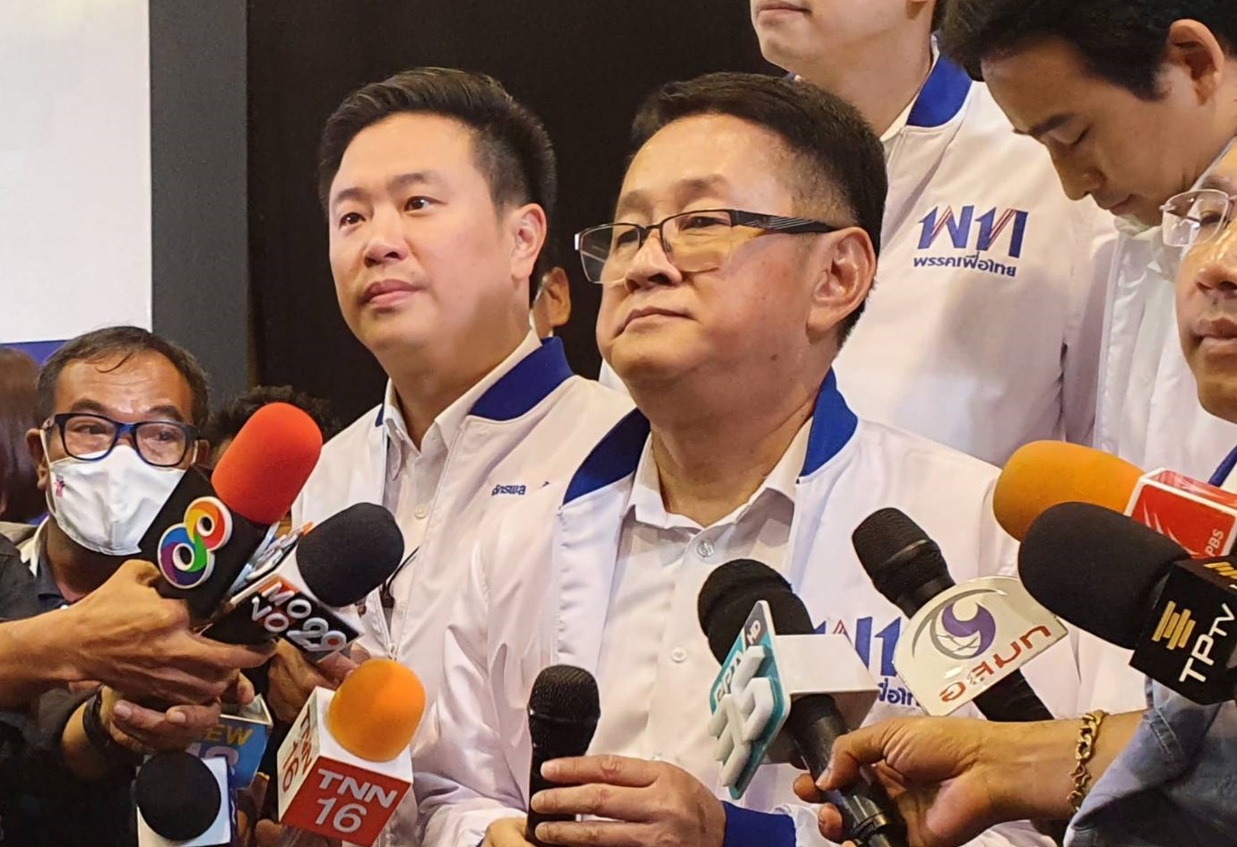 “เพื่อไทย” ประณามสลายการชุมนุม กังขา ตำรวจปล่อยม็อบปะทะกัน