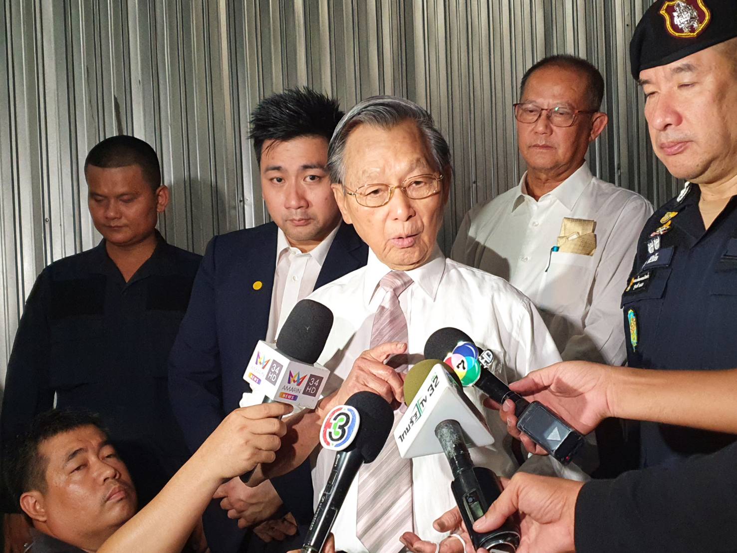 “ชวน” คาดไม่ถึงม็อบปะทะบานปลาย ยัน รัฐสภาเป็นทางออกประเทศ