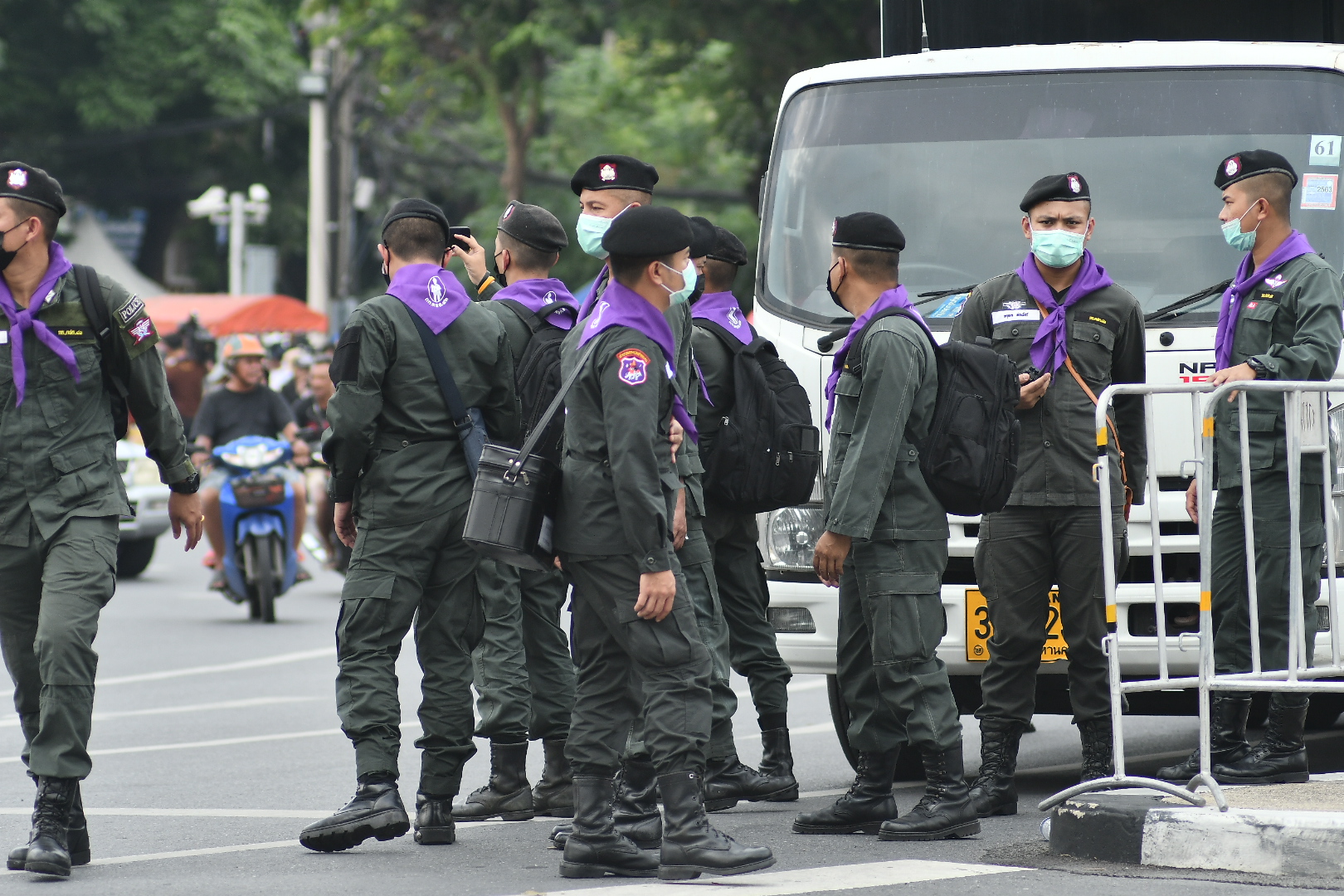 ม็อบ 2 ข้างปะทะย่อย ตำรวจระดมกำลังเกือบหมื่นนาย ระงับเหตุ