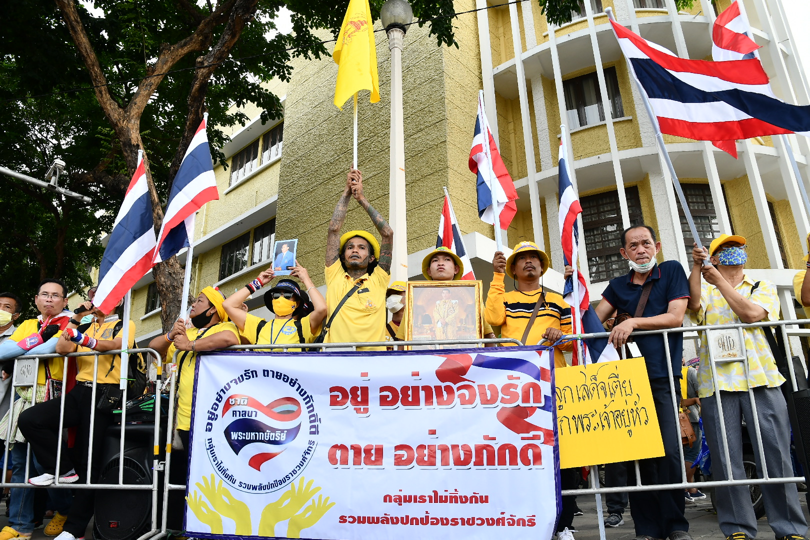 ม็อบเสื้อเหลือง นัดหน้าทำเนียบ ชง “ประยุทธ์-ผบ.ทบ.” รัฐประหาร