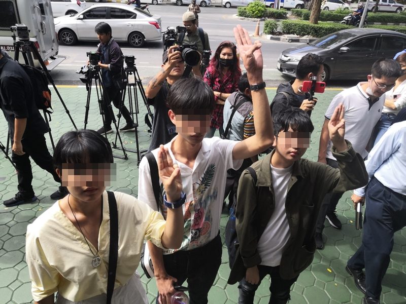 3 เยาวชนวัย 16 เข้ารับทราบข้อหาฝ่า พ.ร.ก.ฉุกเฉิน หลังร่วมม็อบ