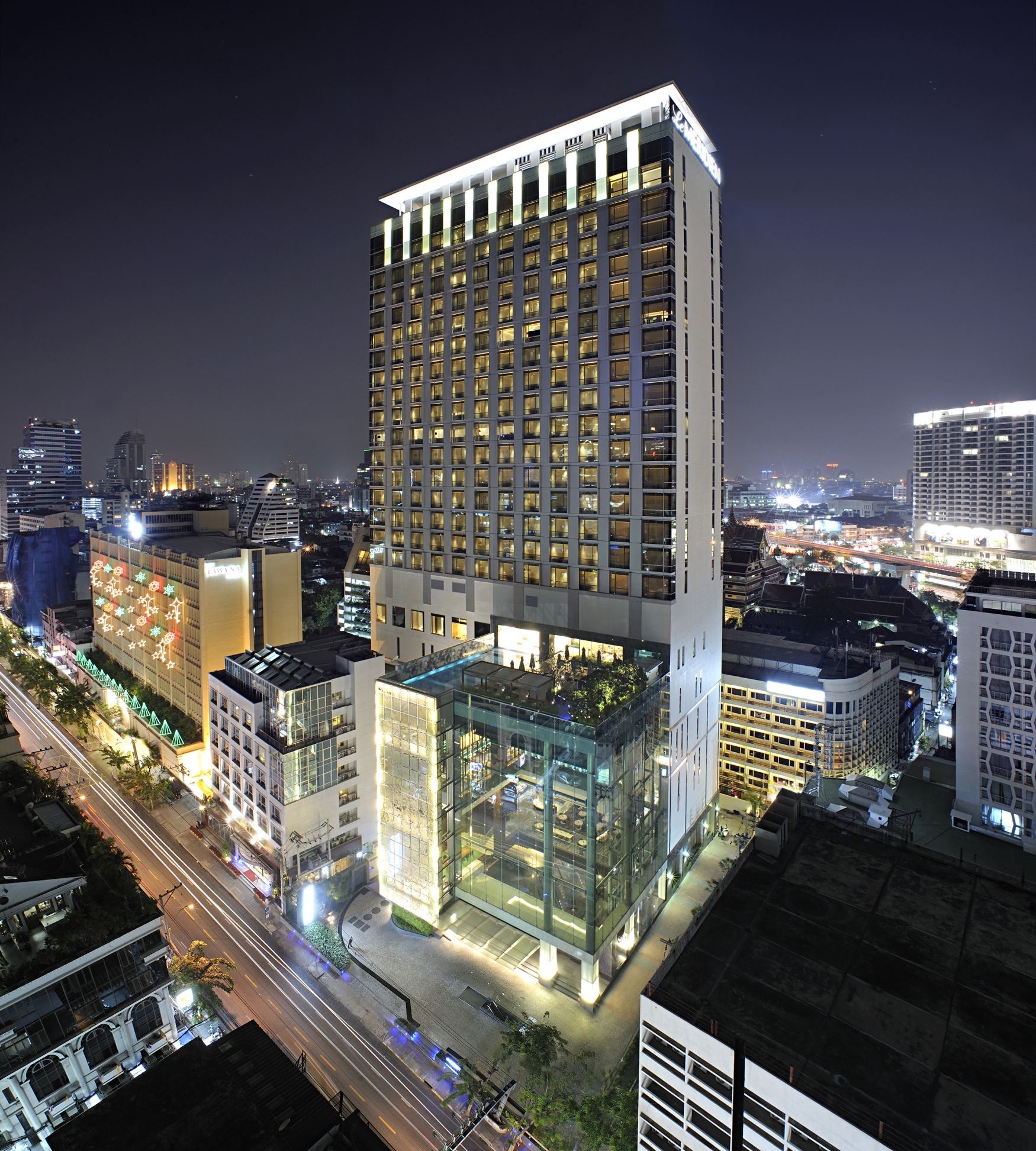 Телефон бангкок. Бангкок отели. Таиланд отели Бангкок. Esse Бангкок здание. Le Meridien Тайланд.