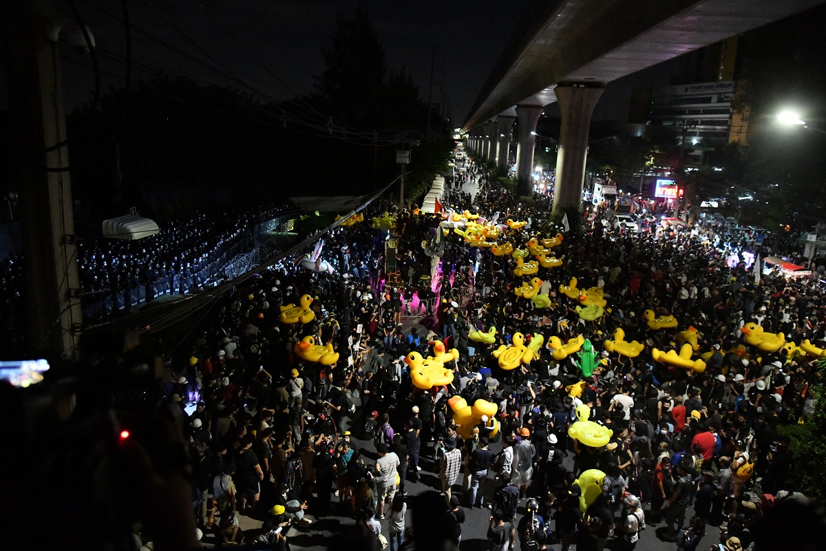 ราษฎรนำทัพเป็ดเหลือง ล้อมกรมทหารราบที่ 11