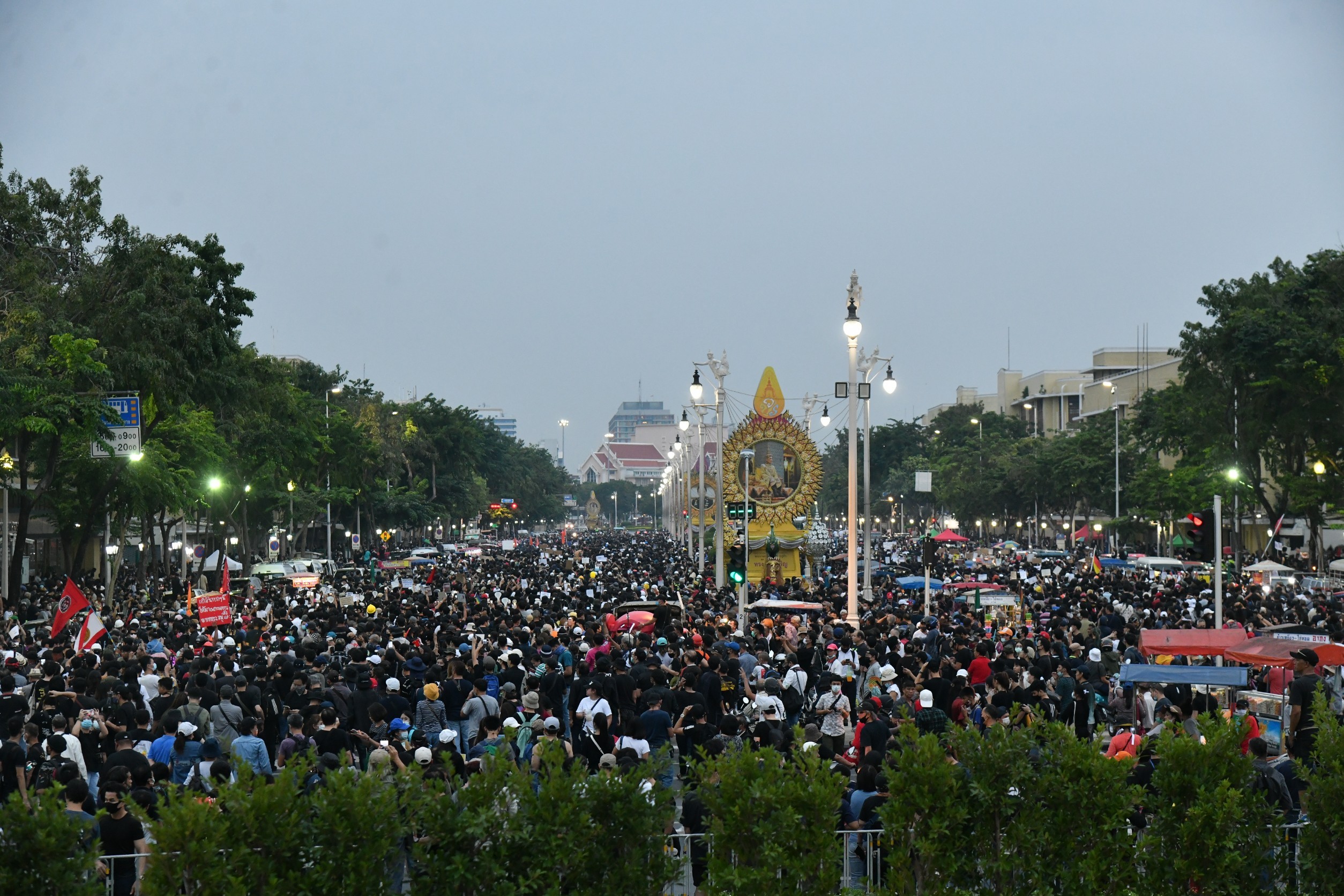 ม็อบราษฎรเคลื่อนแล้ว! ไปสำนักพระราชวัง สนามหลวง