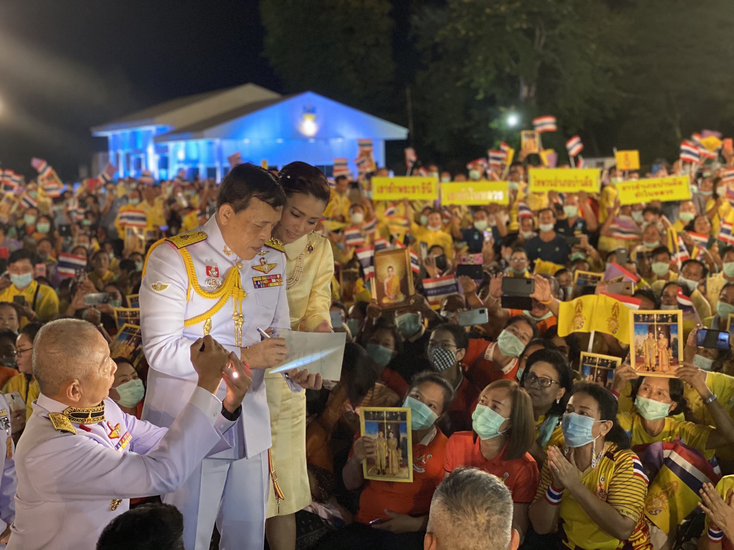 ในหลวงและพระราชินีทรงเยี่ยมชาวอุดรธานี ทรงเขียน “ขอบใจในความรักและกำลังใจ”
