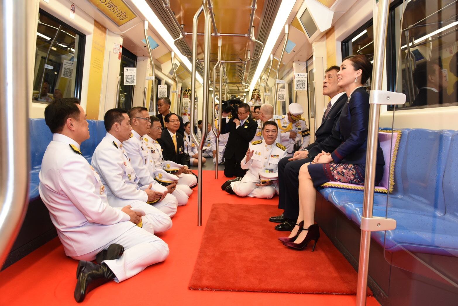 ในหลวง พระราชินี เสด็จฯ เปิดรถไฟฟ้ามหานครสาย “เฉลิมรัชมงคล”