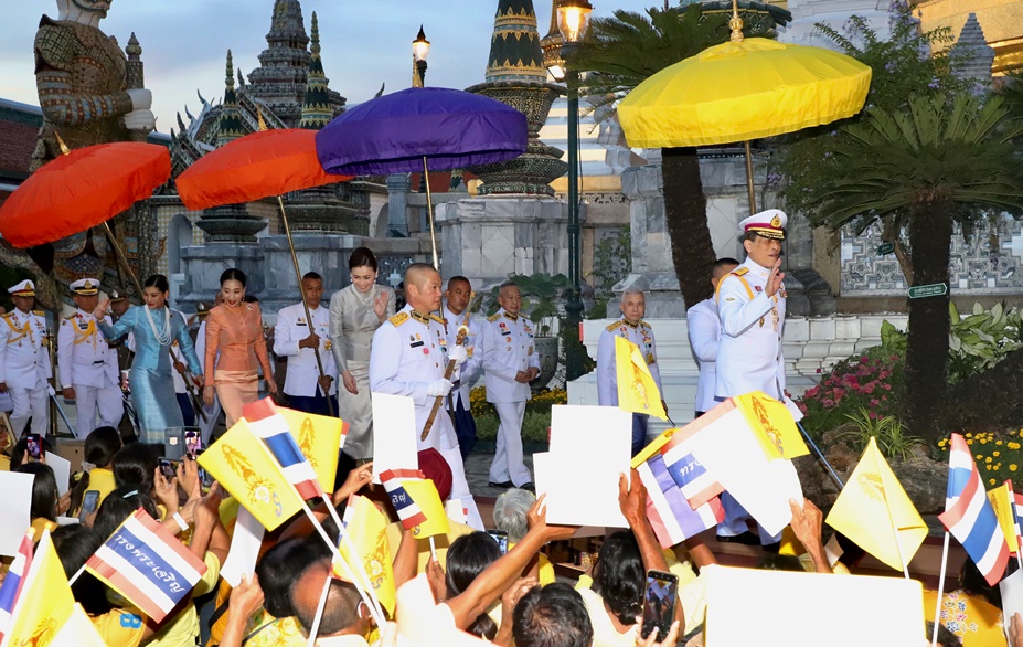 ในหลวงทรงเปลี่ยนเครื่องทรงพระแก้วมรกต ประชาชนสวมเสื้อเหลืองเฝ้าฯ รับเสด็จฯ 
