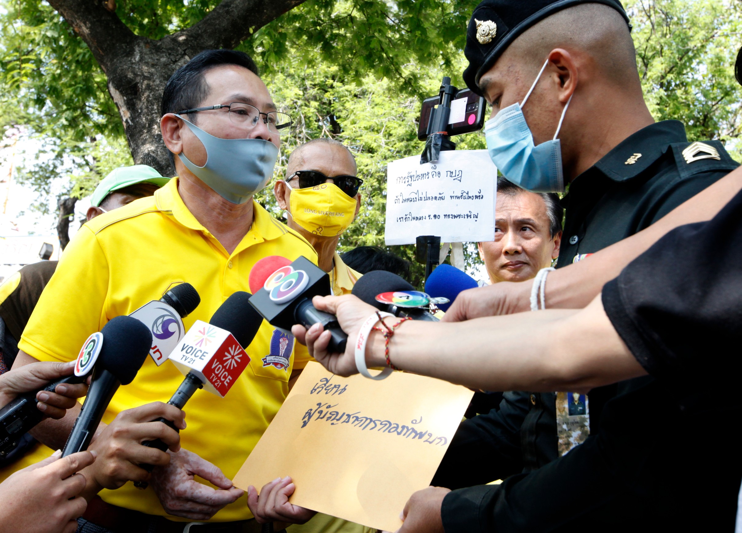 คปส.ยื่นหนังสือ ‘ประยุทธ์-ผบ.ทบ.’ ใช้กฎหมายพิเศษ ชัตดาวน์ประเทศ