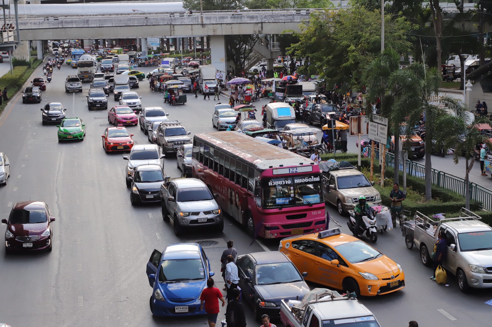 ลาดพร้าว ขาเข้า รถติดแล้ว-พหลโยธินมุ่งหน้าจตุจักร ยังเคลื่อนได้