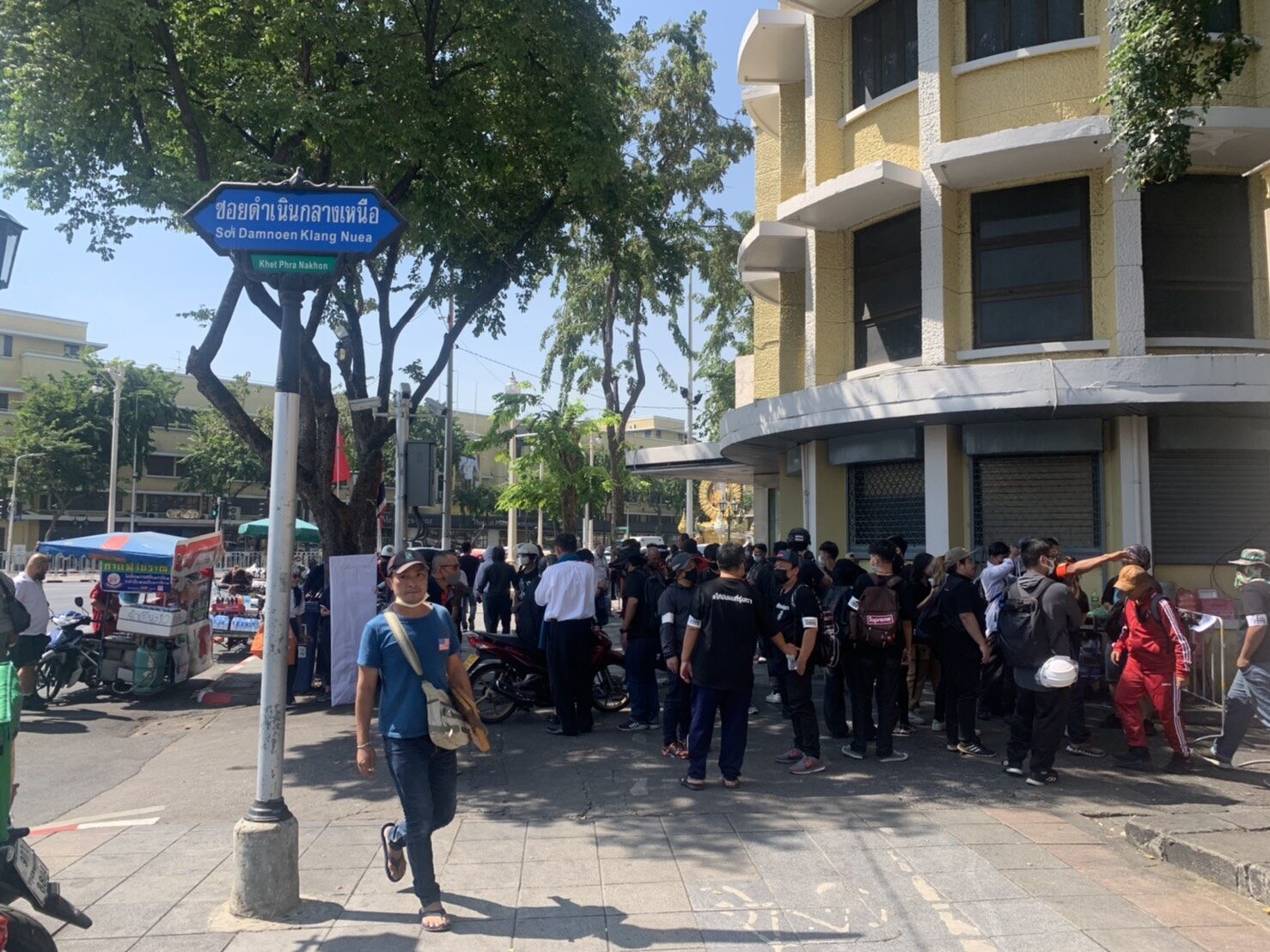 ม็อบวันนี้ ชุมนุมใหญ่อนุสาวรีย์ประชาธิปไตย ตำรวจเคลื่อน “รถฉีดน้ำ” รอแล้ว
