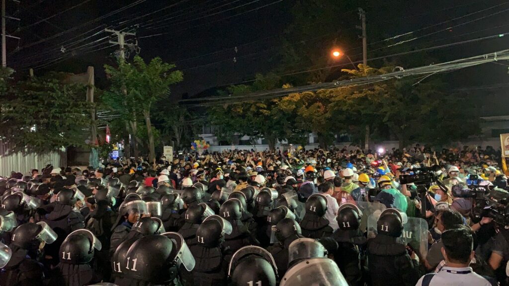 ม็อบเคลื่อนถึงหน้ารัฐสภา ประจันหน้าแนวป้องกันตำรวจ “เพนกวิน” ประกาศชัยชนะ