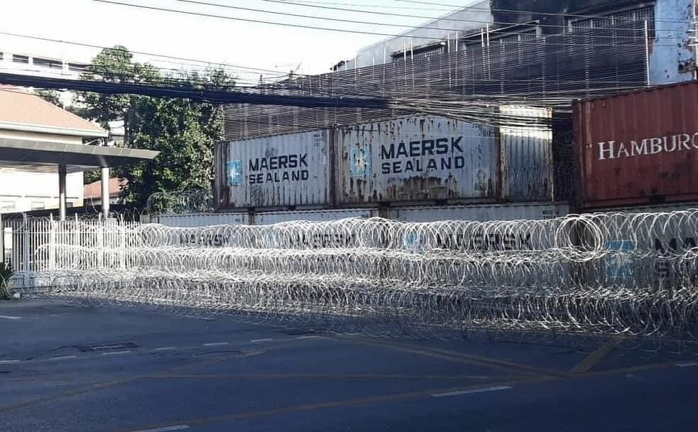 ชาวเน็ตตั้งคำถามบริษัท “MAERSK” หลังรัฐวางตู้คอนเทนเนอร์กั้นม็อบ