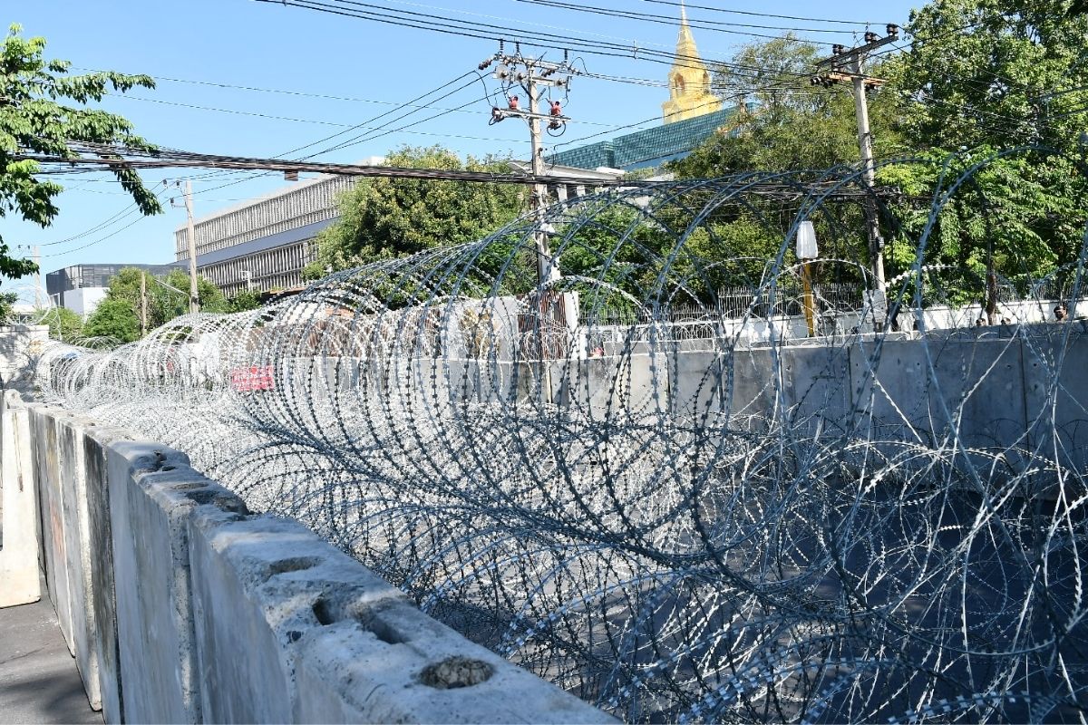 ปิดเส้นทางจราจรรอบรัฐสภา จัดแท่งแบริเออร์-รถเมล์ รับมือม็อบ
