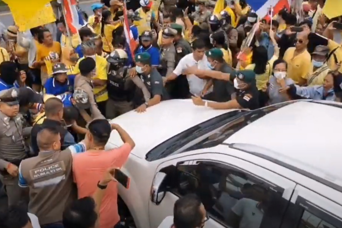 มวลชนเสื้อเหลืองเมืองคอน ล้อมรถ-ทุบรถ เชื่อว่า “ธนาธร” นั่งอยู่