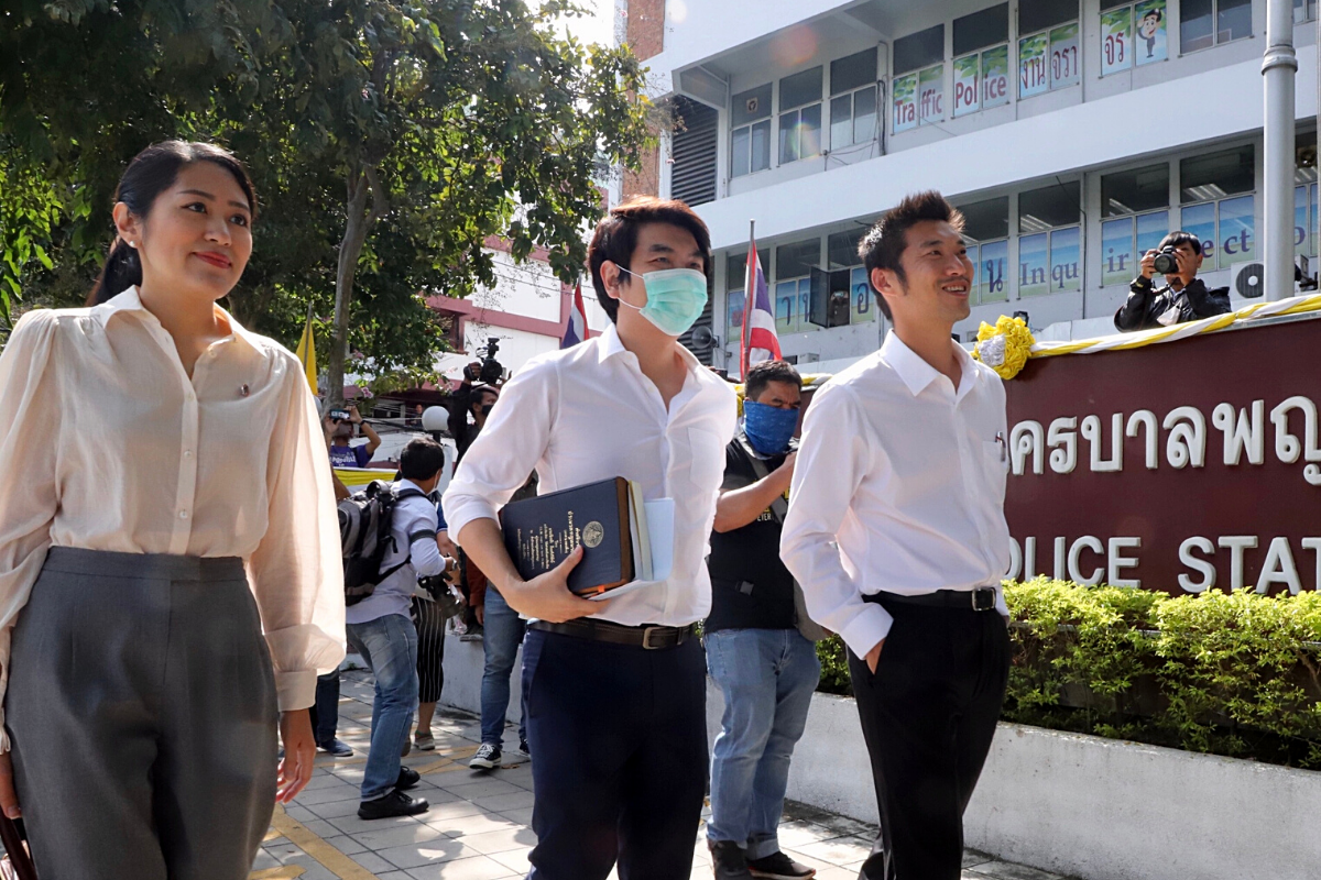 “ธนาธร-ปิยบุตร-ช่อ” เข้าพบตำรวจรับทราบข้อกล่าวหา ม.116