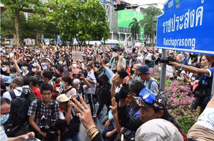 แนวร่วมธรรมศาสตร์-ปลดแอก ลั่นชุมนุมใหญ่ เย็นพรุ่งนี้ หากไม่รับร่างประชาชน