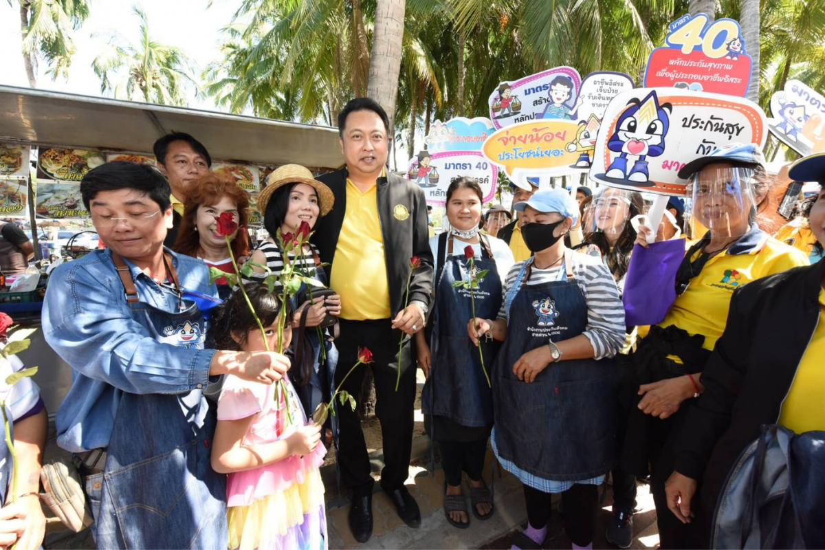 ‘สุชาติ’ เดินสายหาดบางแสน ชวนแรงงานอิสระ จ.ชลบุรี สมัคร ม.40