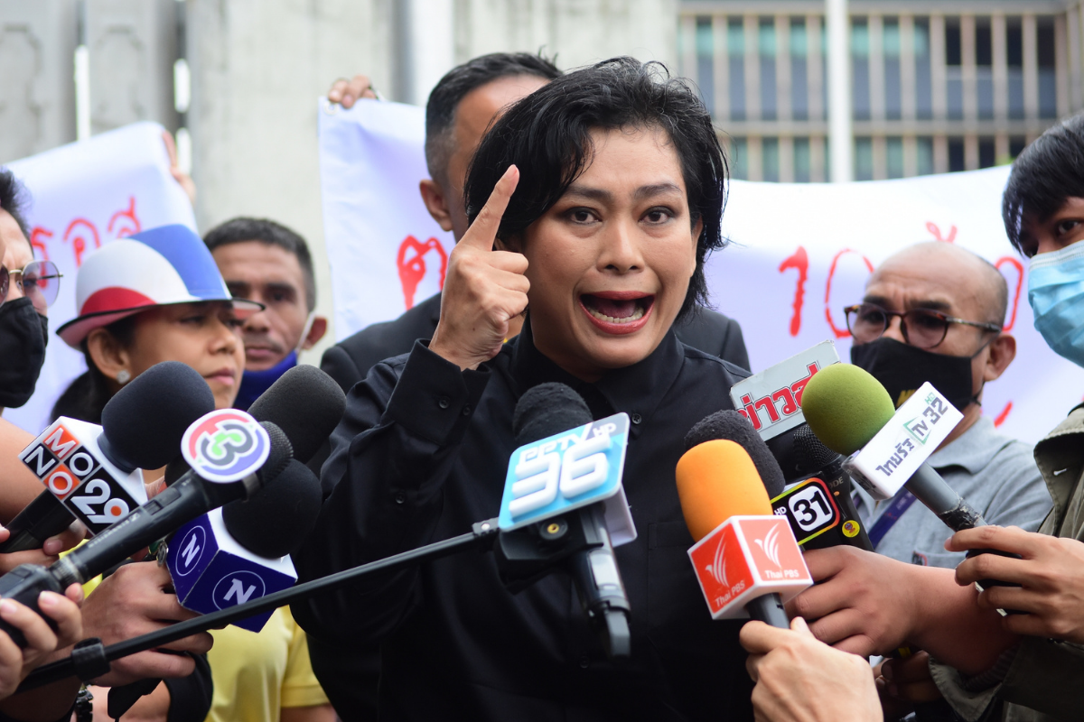 “อุ๊ หฤทัย” นำมวลชน ค้านแก้ร่างรัฐธรรมนูญ “ไอลอว์” หน้ารัฐสภา