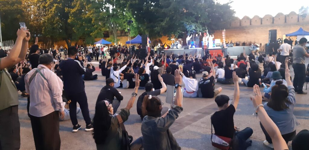 เชียงใหม่ ชุมนุมเชิงสัญลักษณ์ ไล่ “บิ๊กตู่” แก้ รธน. ปฏิรูปสถาบัน-การศึกษา