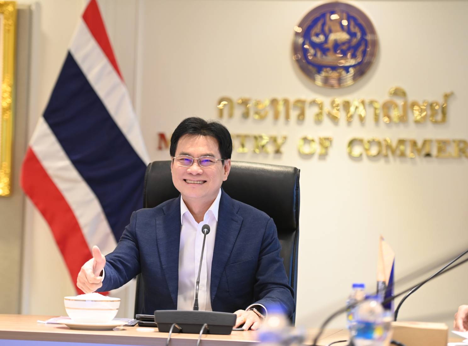 จุรินทร์ ลักษณวิศิษฏ์ รองนายกรัฐมนตรีและรัฐมนตรีว่าการกระทรวงพาณิชย์