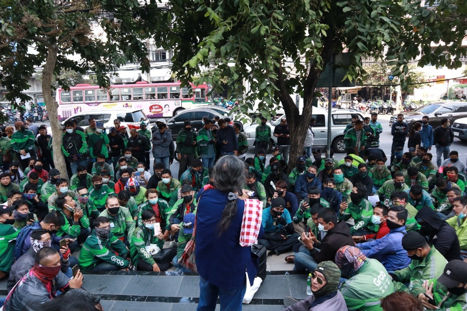แกร็บ บุกทำเนียบ หลังผู้บริหารไม่ลงมาเจรจา 3 ข้อเรียกร้อง