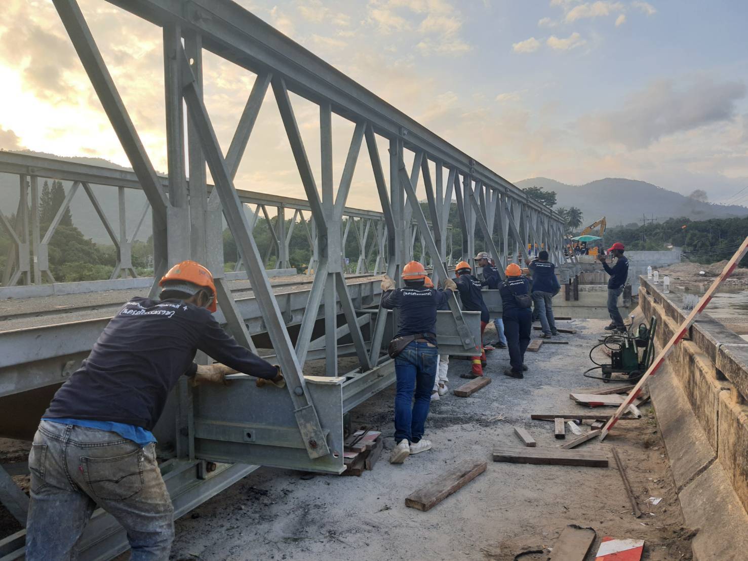 น้ำท่วมสะพานขาด กรมทางหลวงเร่งติดตั้งสะพานเบลี่ย์วันนี้ อีก 2 แห่ง