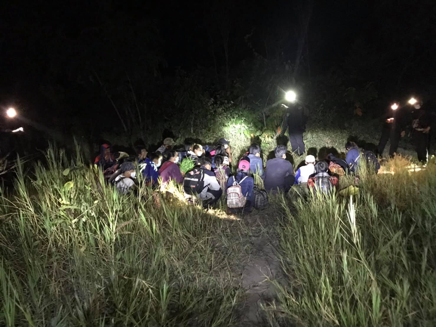 จับ 25 เมียนมา หลบหนีเข้าเมืองผ่านช่องทางธรรมชาติ จ.กาญจนบุรี