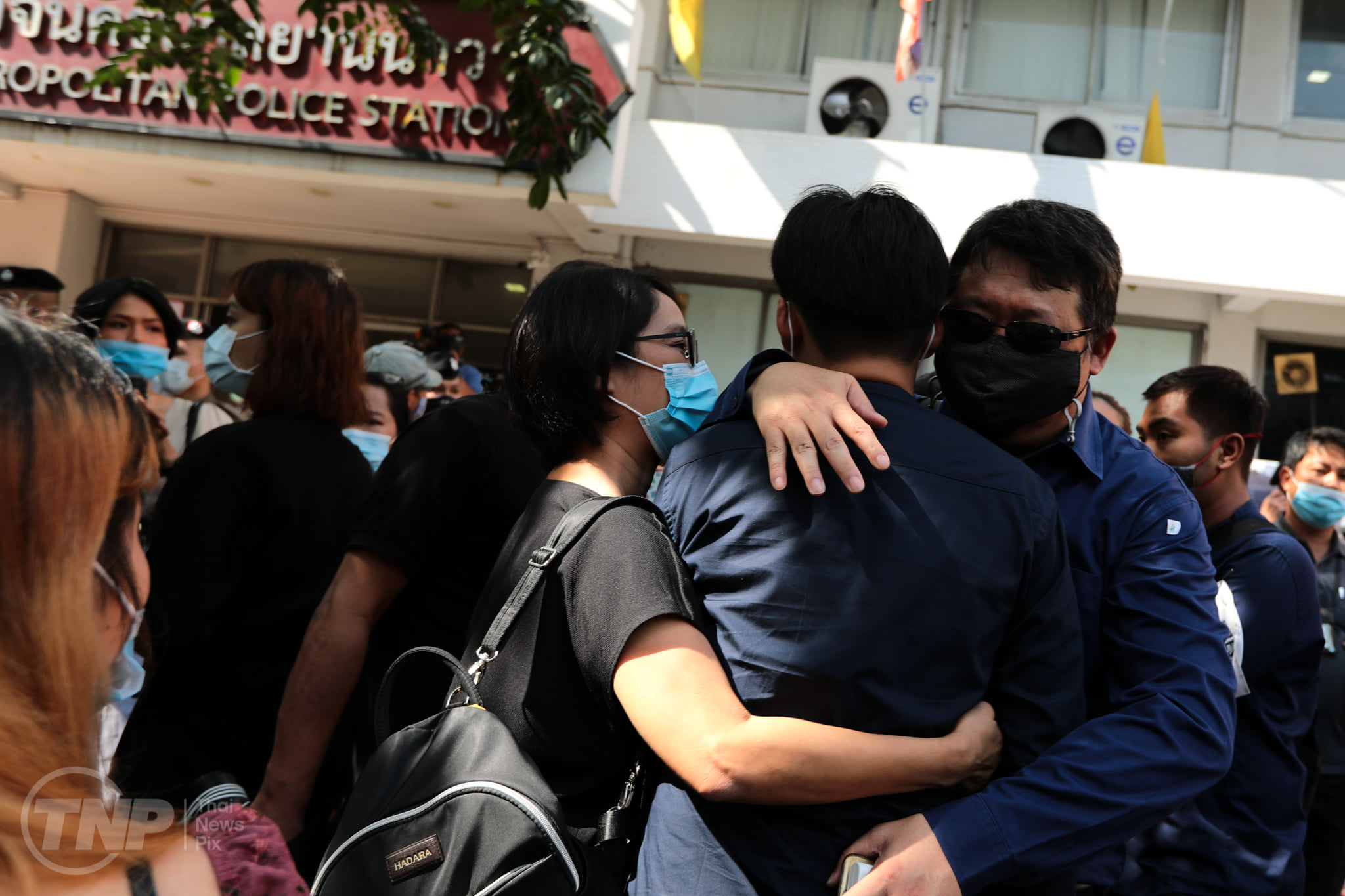 ผู้ปกครองให้กำลังใจบุตรชายวัย 16 ปี ก่อนเข้ารับทราบข้อกล่าวหที่ สน.ยานนาวา