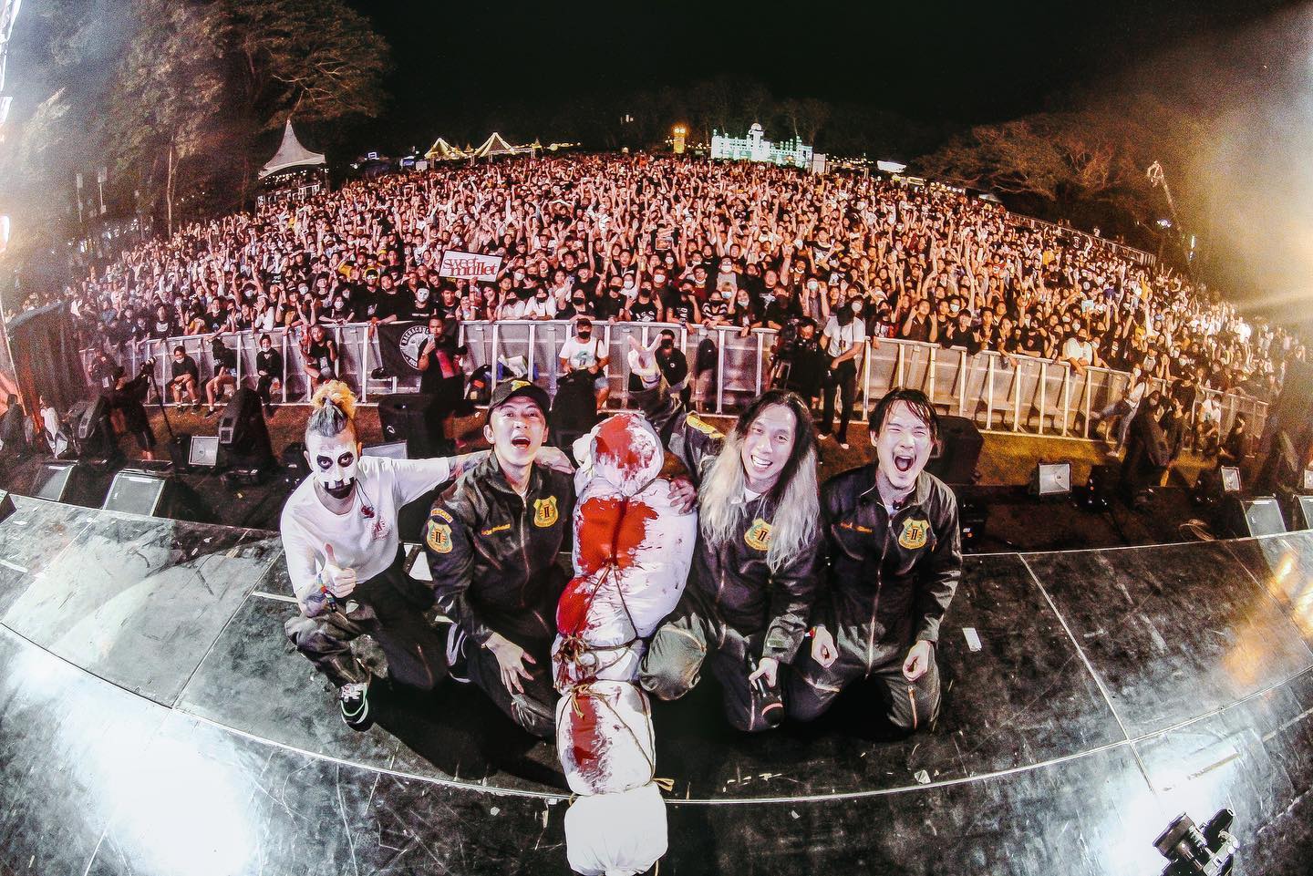 Sweet Mullet ยัน แสดงเป็นหน่วยอาสากู้ภัย บนเวทีบิ๊กเมาน์เท่น