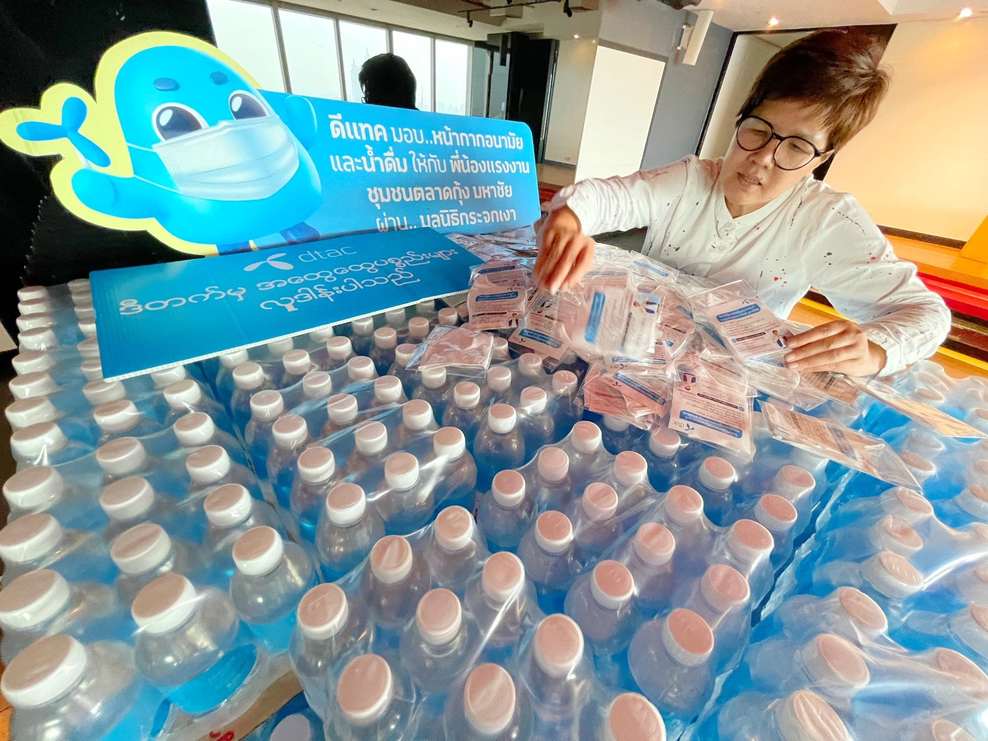 ดีแทค มอบน้ำดื่ม-อาหารแห้ง-หน้ากากอนามัย ให้ชุมชนตลาดกลางกุ้ง มหาชัย