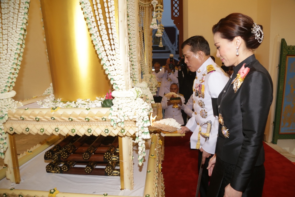 ในหลวง พระราชินี พระราชทานเพลิงศพนายขวัญแก้ว-ท่านผู้หญิงวัฒนา วัชโรทัย