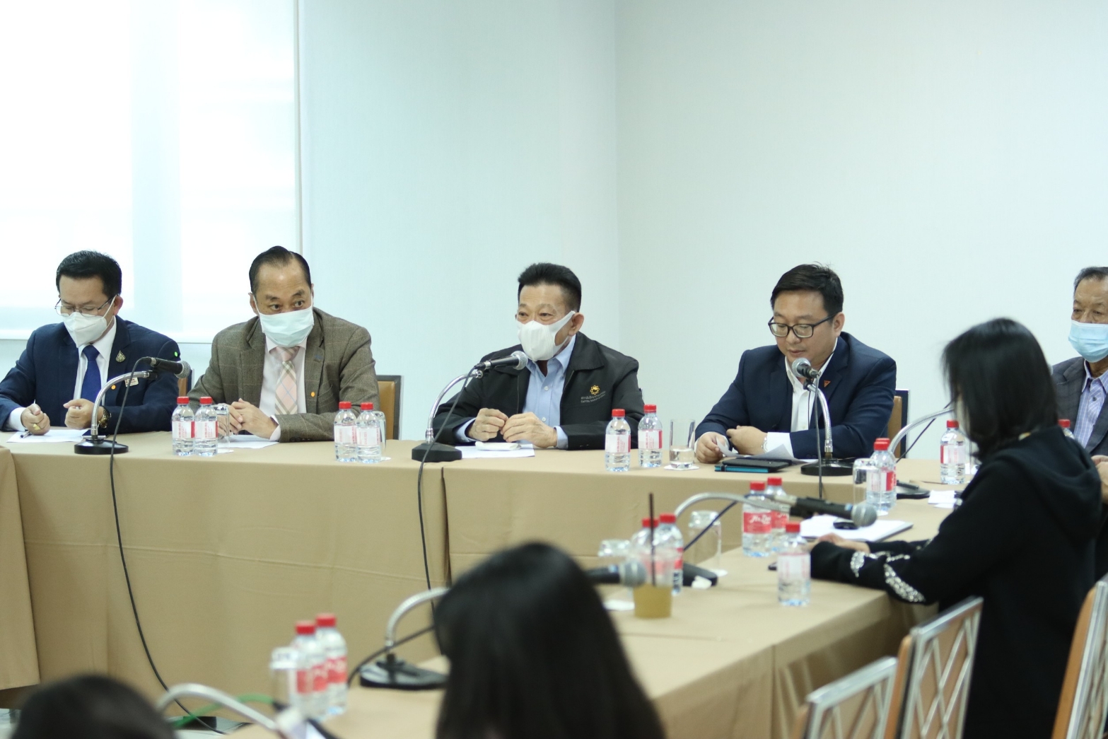 ฝ่ายค้านเท! กรรมการสมานฉันท์ จวกรัฐบาลปาหี่ ต้องยุติคดี ม.112