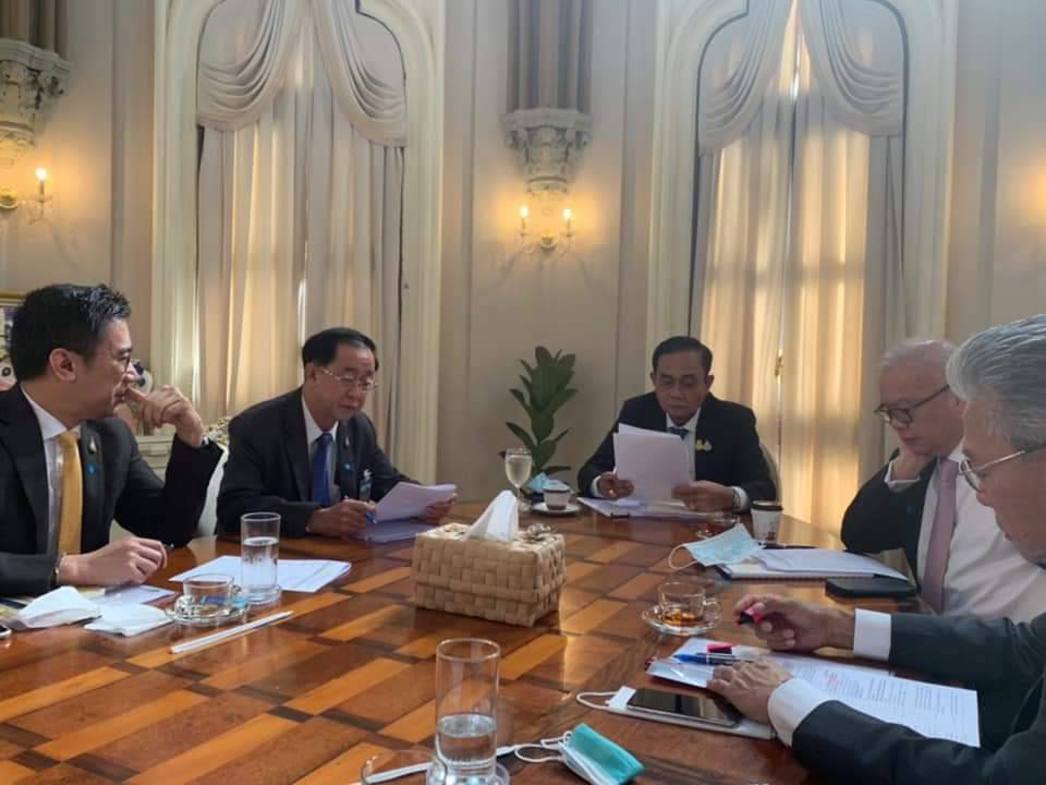 ประยุทธ์ โชว์ภาพประชุมลับ รมว. คลัง-ผู้ว่าฯแบงค์ชาติ