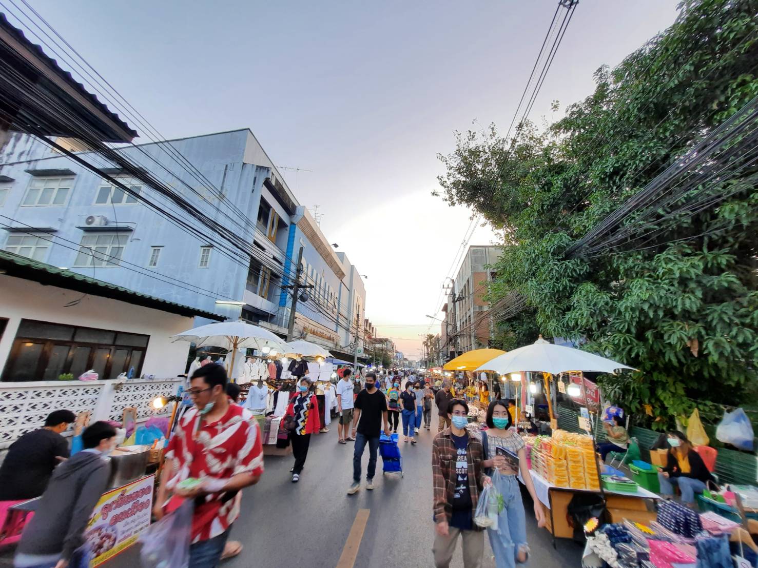 เชียงใหม่ : “ถนนคนเดินวัวลาย” นักท่องเที่ยวยังคึกคัก ไม่หวั่นผลผู้ติดเชื้อโควิด