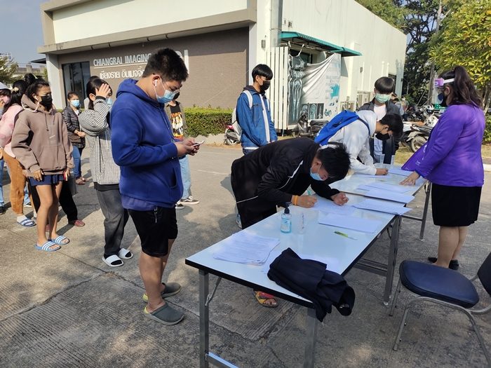 เชียงราย แห่ตรวจโควิดนับพัน วัดร่องขุ่นเงียบ พ่อค้าแม่ค้าสูญรายได้